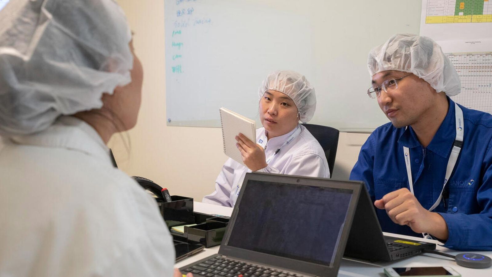 Tong Lianli and Deng Fengxiang at a meeting about the optimisation of the training system for the Autonomous Production Unit.