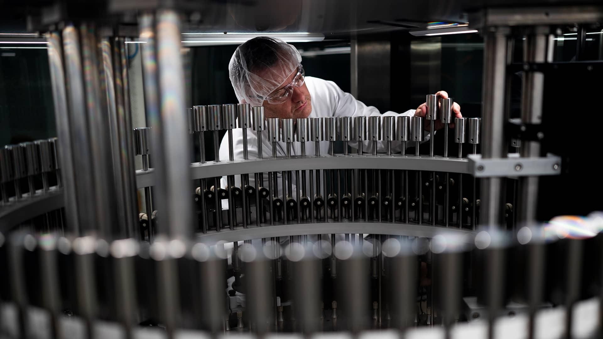 Samuel Germond, revisando el proceso de producción en uno de los centros industriales de Sanofi.