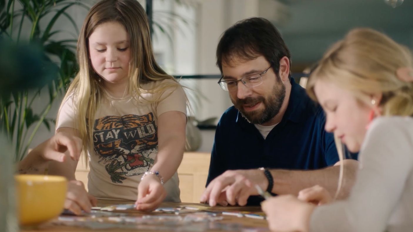 Mark, atteint d’une hémophilie A sévère, avec ses deux jeunes filles.