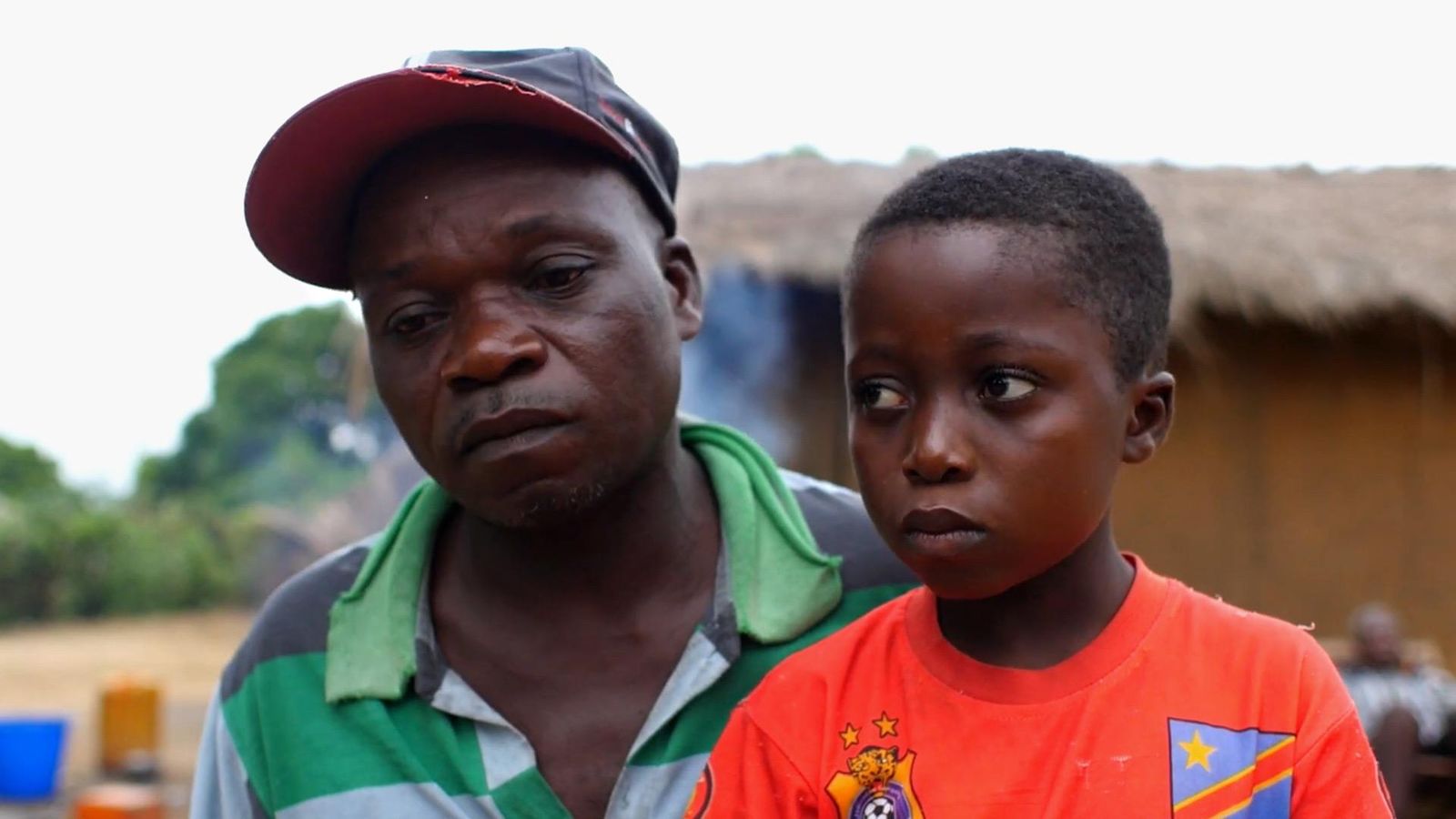 Guy, 12 ans avec son père, est le premier enfant à recevoir un traitement oral innovant pour la maladie du sommeil, dans sa ville natale, Mushie, en République démocratique du Congo
