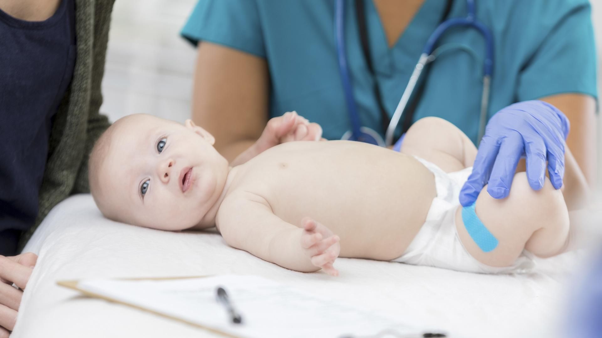 Nouveau-né reçoit les vaccins dans le Cabinet du pédiatre 