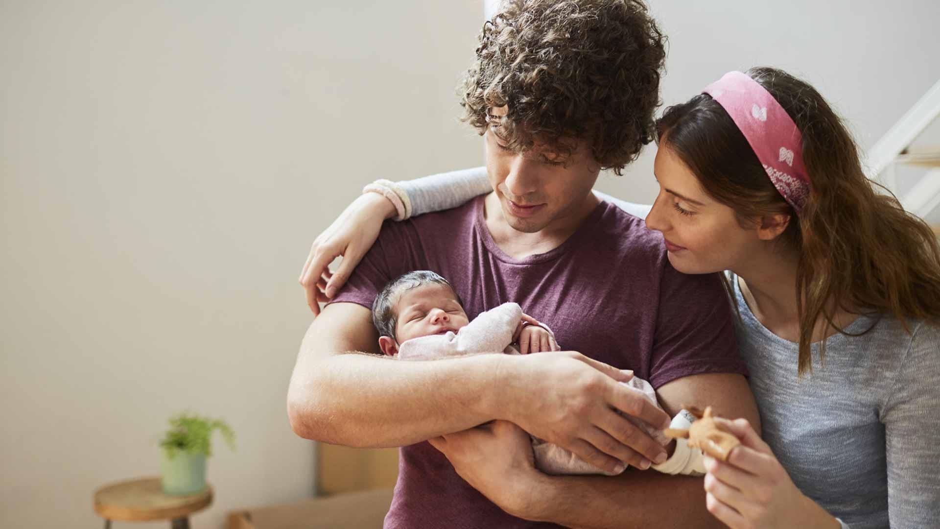 Parents avec leur enfant nouveau-né
